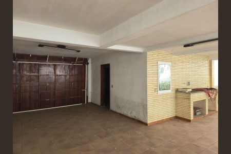 Casa à venda com 218m², 4 quartos e 5 vagas Casa à venda com 218m², 4 quartos e 5 vagasGaragem e Quintal Fundos