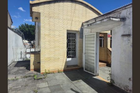 Casa à venda com 218m², 4 quartos e 5 vagas Casa à venda com 218m², 4 quartos e 5 vagasQuintal Frente