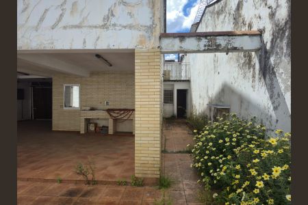 Casa à venda com 218m², 4 quartos e 5 vagas Casa à venda com 218m², 4 quartos e 5 vagasGaragem e Quintal Fundos