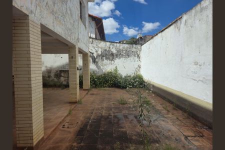 Casa à venda com 218m², 4 quartos e 5 vagas Casa à venda com 218m², 4 quartos e 5 vagasGaragem e Quintal Fundos