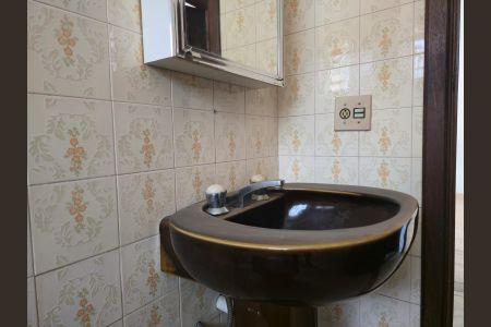 Casa à venda com 218m², 4 quartos e 5 vagas Casa à venda com 218m², 4 quartos e 5 vagasBanheiro Social