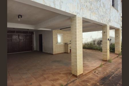Casa à venda com 218m², 4 quartos e 5 vagas Casa à venda com 218m², 4 quartos e 5 vagasGaragem e Quintal Fundos