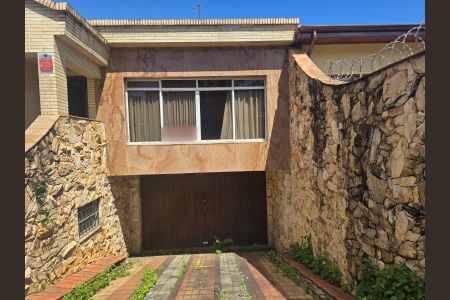 Casa à venda com 218m², 4 quartos e 5 vagas Casa à venda com 218m², 4 quartos e 5 vagasFrente entrada social e garagem