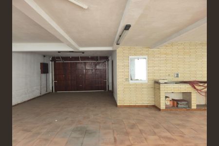 Casa à venda com 218m², 4 quartos e 5 vagas Casa à venda com 218m², 4 quartos e 5 vagasGaragem e Quintal Fundos