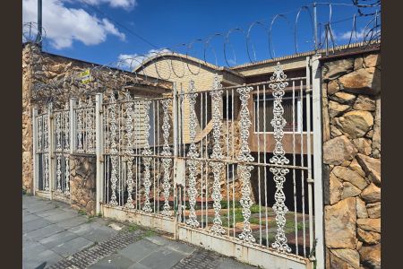 Casa à venda com 218m², 4 quartos e 5 vagas Casa à venda com 218m², 4 quartos e 5 vagasFachada