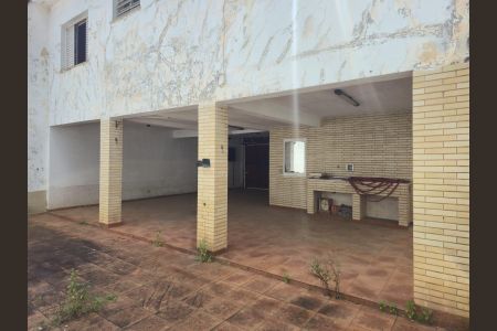 Casa à venda com 218m², 4 quartos e 5 vagas Casa à venda com 218m², 4 quartos e 5 vagasGaragem e Quintal Fundos