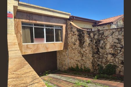 Casa à venda com 218m², 4 quartos e 5 vagas Casa à venda com 218m², 4 quartos e 5 vagasFrente entrada social e garagem