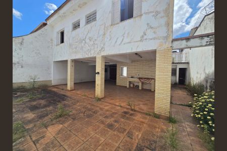 Casa à venda com 218m², 4 quartos e 5 vagas Casa à venda com 218m², 4 quartos e 5 vagasv