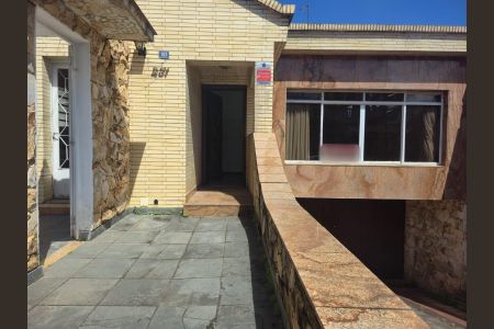 Casa à venda com 218m², 4 quartos e 5 vagas Casa à venda com 218m², 4 quartos e 5 vagasFrente entrada social e garagem