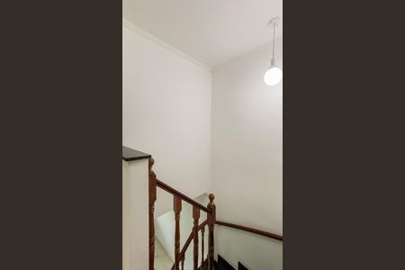 Casa de condomínio à venda com 57m², 2 quartos e 1 vagaEscada