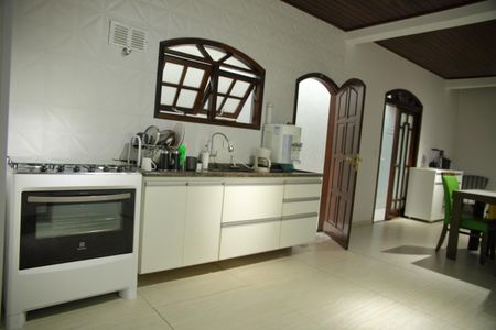 Casa para alugar com 200m², 2 quartos e 2 vagasCozinha 