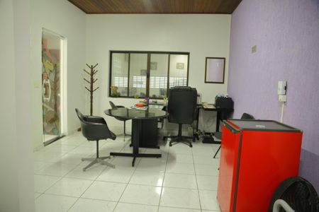 Casa para alugar com 200m², 2 quartos e 2 vagasSuíte 2 /Escritório 