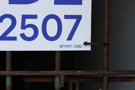 Casa à venda com 250m², 2 quartos e sem vagaPlaca instalada no portão do imóvel - Código da placa: WYNY-1090