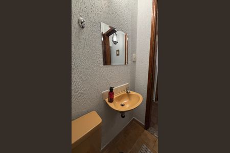 Casa à venda com 240m², 3 quartos e 2 vagasLavabo