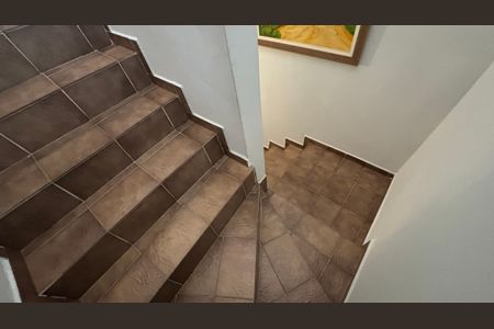 Casa à venda com 240m², 3 quartos e 2 vagasEscada