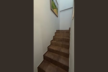 Casa à venda com 240m², 3 quartos e 2 vagasEscada