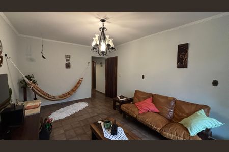Casa à venda com 240m², 3 quartos e 2 vagasSala