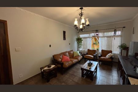 Casa à venda com 240m², 3 quartos e 2 vagasSala