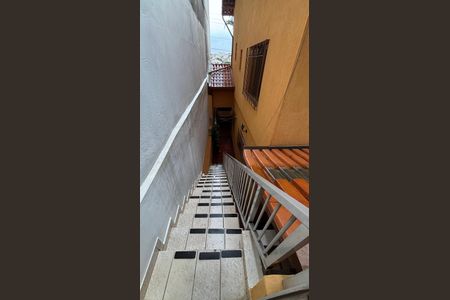 Casa à venda com 240m², 3 quartos e 2 vagasEscada