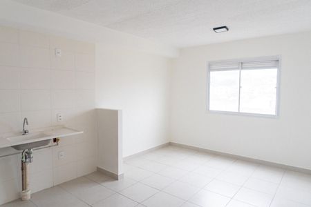 Sala/Cozinha de apartamento para alugar com 1 quarto, 33m² em Jardim Itacolomi, São Paulo