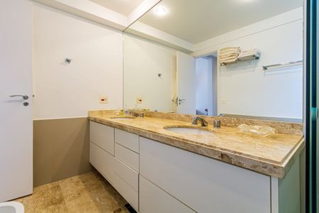 Apartamento para alugar com 159m², 3 quartos e 3 vagasSuite 01 - Banheiro