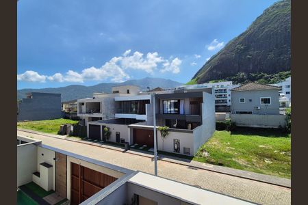 Casa de condomínio à venda com 325m², 3 quartos e 1 vaga Casa de condomínio à venda com 325m², 3 quartos e 1 vagaVista