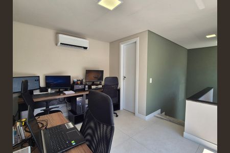 Casa de condomínio à venda com 325m², 3 quartos e 1 vaga Casa de condomínio à venda com 325m², 3 quartos e 1 vagaEscritório