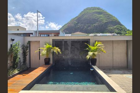 Casa de condomínio à venda com 325m², 3 quartos e 1 vaga Casa de condomínio à venda com 325m², 3 quartos e 1 vagaÁrea externa