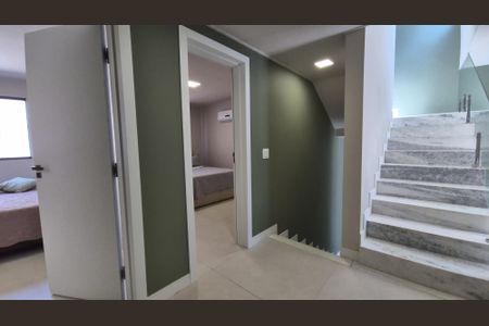 Casa de condomínio à venda com 325m², 3 quartos e 1 vaga Casa de condomínio à venda com 325m², 3 quartos e 1 vagaHall