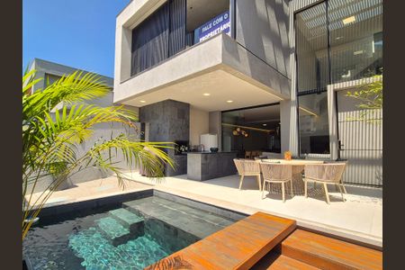 Casa de condomínio à venda com 325m², 3 quartos e 1 vaga Casa de condomínio à venda com 325m², 3 quartos e 1 vagaÁrea externa