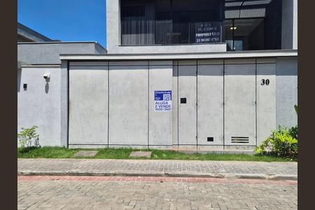 Casa de condomínio à venda com 325m², 3 quartos e 1 vaga Casa de condomínio à venda com 325m², 3 quartos e 1 vagaPlaca