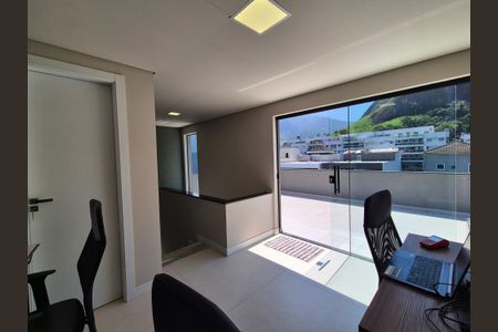 Casa de condomínio à venda com 325m², 3 quartos e 1 vaga Casa de condomínio à venda com 325m², 3 quartos e 1 vagaEscritório