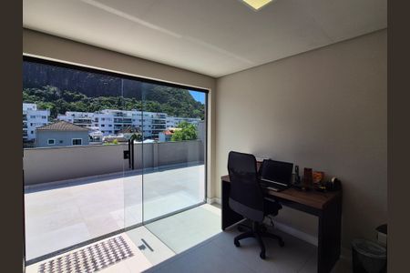 Casa de condomínio à venda com 325m², 3 quartos e 1 vaga Casa de condomínio à venda com 325m², 3 quartos e 1 vagaEscritório