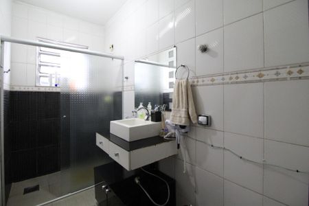 Casa à venda com 218m², 3 quartos e 2 vagas Casa à venda com 218m², 3 quartos e 2 vagasBanheiro