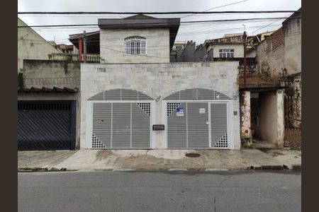 Casa à venda com 218m², 3 quartos e 2 vagas Casa à venda com 218m², 3 quartos e 2 vagasFachada