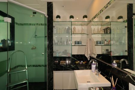 Casa à venda com 230m², 3 quartos e 3 vagasBanheiro da Suíte