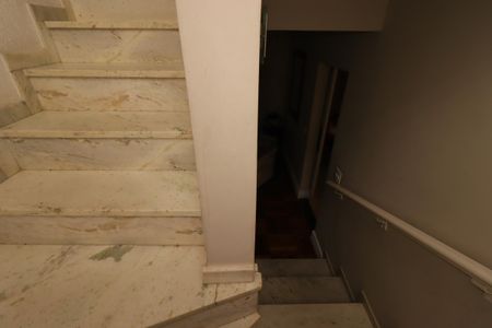 Casa à venda com 230m², 3 quartos e 3 vagasEscada