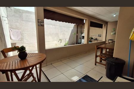 Casa à venda com 98m², 3 quartos e 4 vagasQuintal