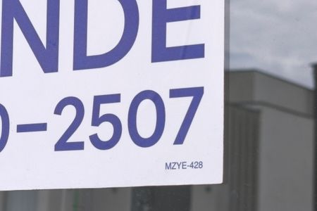 Casa de condomínio à venda com 300m², 3 quartos e 2 vagas Casa de condomínio à venda com 300m², 3 quartos e 2 vagasPLACA INSTALADA NA FACHADA