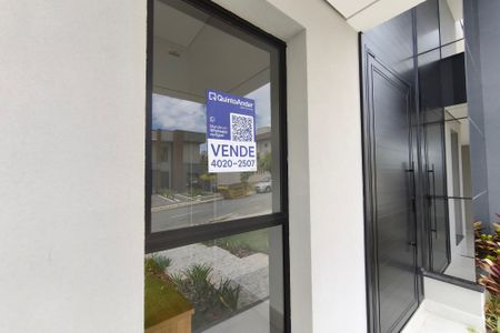 Casa de condomínio à venda com 300m², 3 quartos e 2 vagas Casa de condomínio à venda com 300m², 3 quartos e 2 vagasPLACA INSTALADA NA FACHADA
