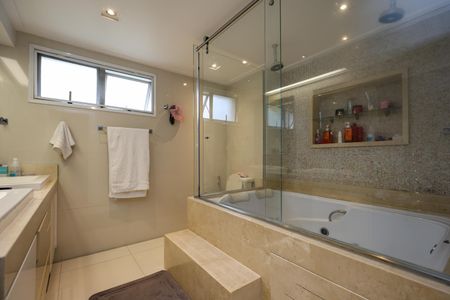 Apartamento à venda com 305m², 3 quartos e 4 vagas Apartamento à venda com 305m², 3 quartos e 4 vagasBanheiro da Suíte 1