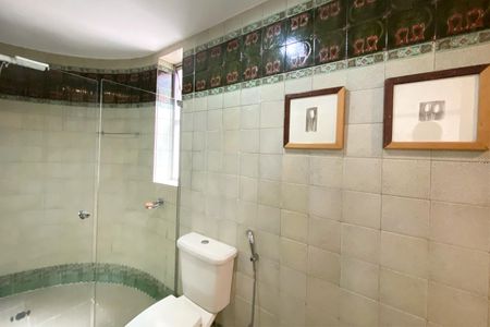 Apartamento à venda com 200m², 4 quartos e 2 vagas Apartamento à venda com 200m², 4 quartos e 2 vagasBanheiro da Suíte 1