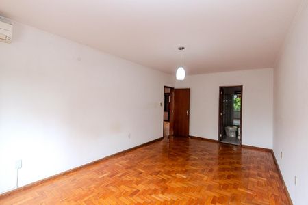 Casa à venda com 220m², 3 quartos e 3 vagasSuíte