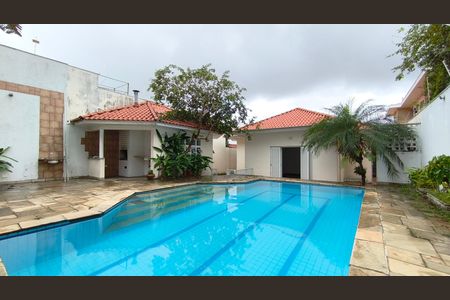 Casa à venda com 170m², 3 quartos e 4 vagasPiscina