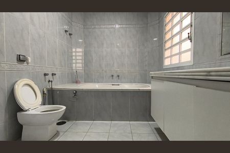 Casa à venda com 170m², 3 quartos e 4 vagasBanheiro da Suíte