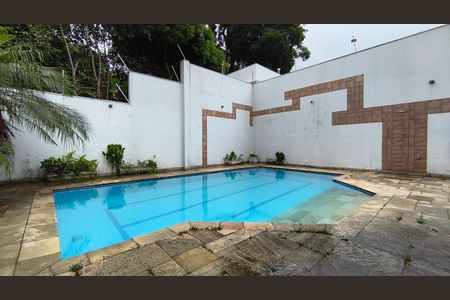 Casa à venda com 170m², 3 quartos e 4 vagasPiscina