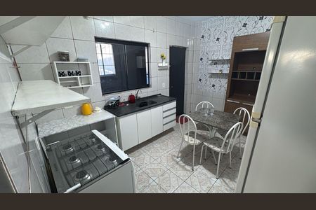 Cozinha de casa para alugar com 2 quartos, 80m² em Jardim Danfer, São Paulo