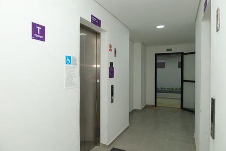 Apartamento para alugar com 38m², 2 quartos e sem vagaÁrea comum - Saguão do prédio