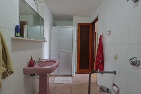 Casa à venda com 316m², 5 quartos e 4 vagasBanheiro social