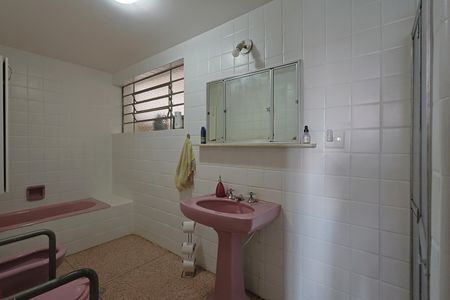 Casa à venda com 316m², 5 quartos e 4 vagasBanheiro social